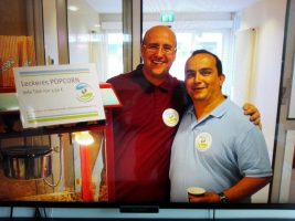 Stand auf der Leverkusener Babymesse 4 Sven Arndt und Bülent Önal vor der Popkornmaschine