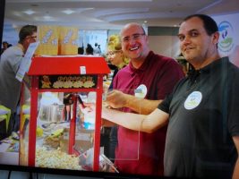 Stand auf der Leverkusener Babymesse 2 Sven und Arndt beim Popkornverkauf